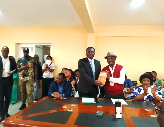 Remise d’un don de livres : Fruit de la Coopération IDERA Cameroun GIZ – Mairie de Yaoundé IV
